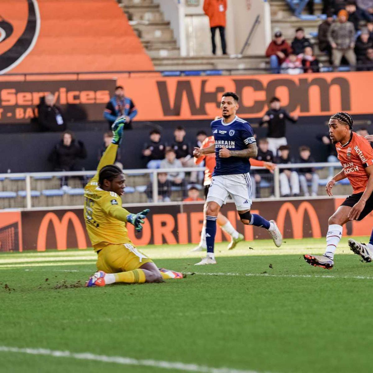 Lorient bat le Paris FC et signe sa première victoire à domicile en Ligue 1