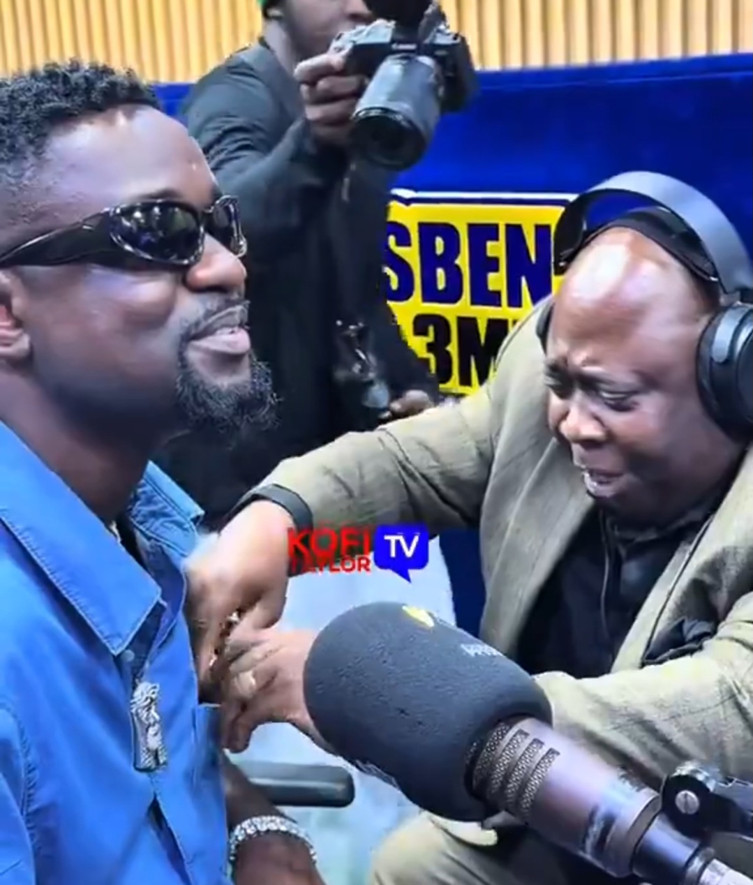 Dr Kwame Adinkrah Decorates Sarkodie With Badge on Behalf of Otumfuo Osei Tutu II