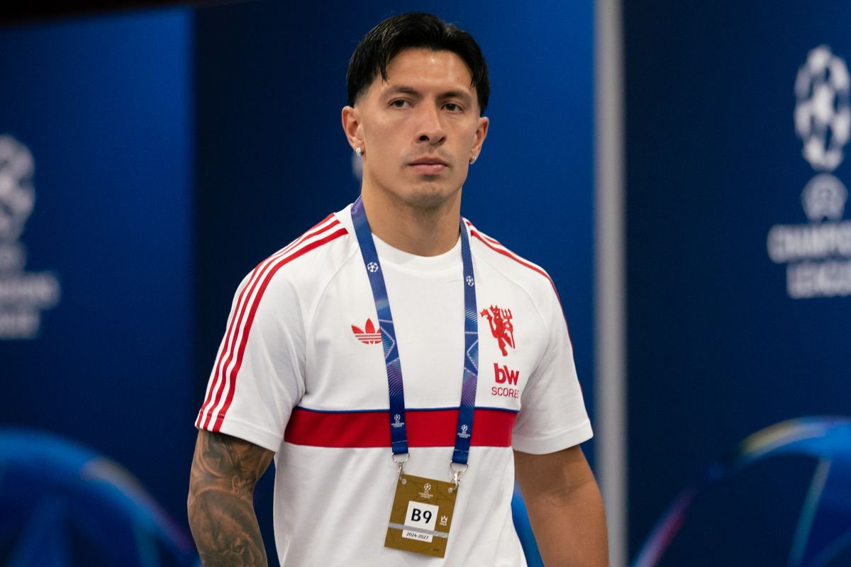 Lisandro Martinez ‘challenged’ by team-mate on flight home as Man Utd plot next steps