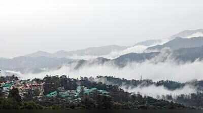 Snowfall strands tourists, bikers near Shinkula Top; mercury drops across state