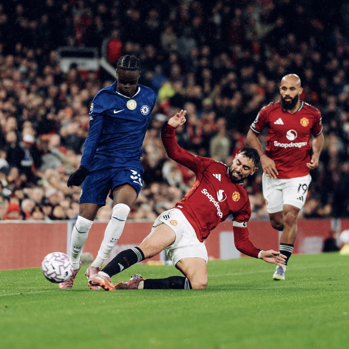 Devils battle Blues as Reds, Gunners clash in weekend headliners