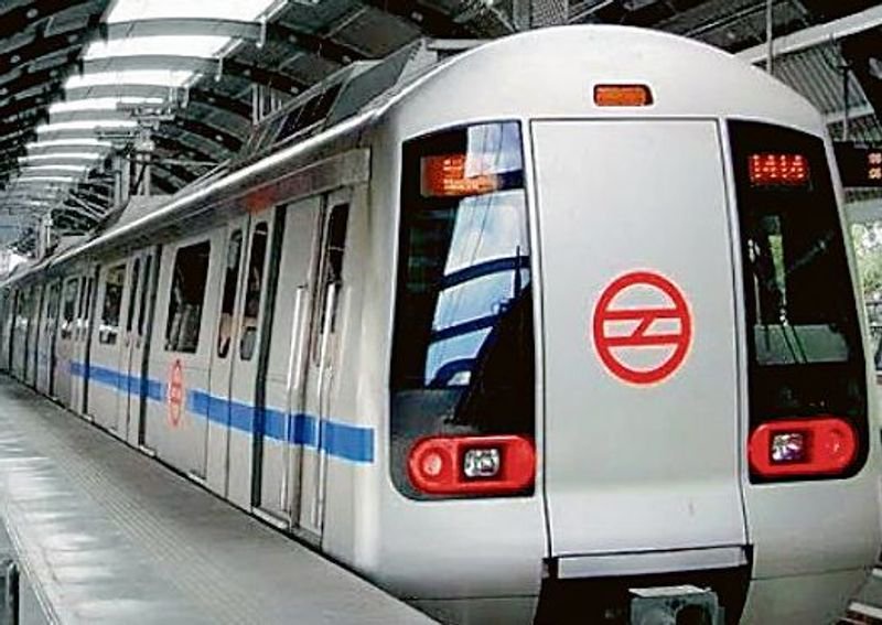 SC issues contempt notice to Centre, Delhi Police chief over violating its directions on railway curbs