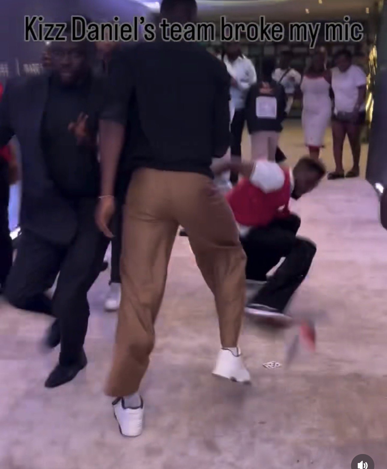 Kizz Daniel’s security pushes reporter to the ground after he tried to get an interview from the singer (video)