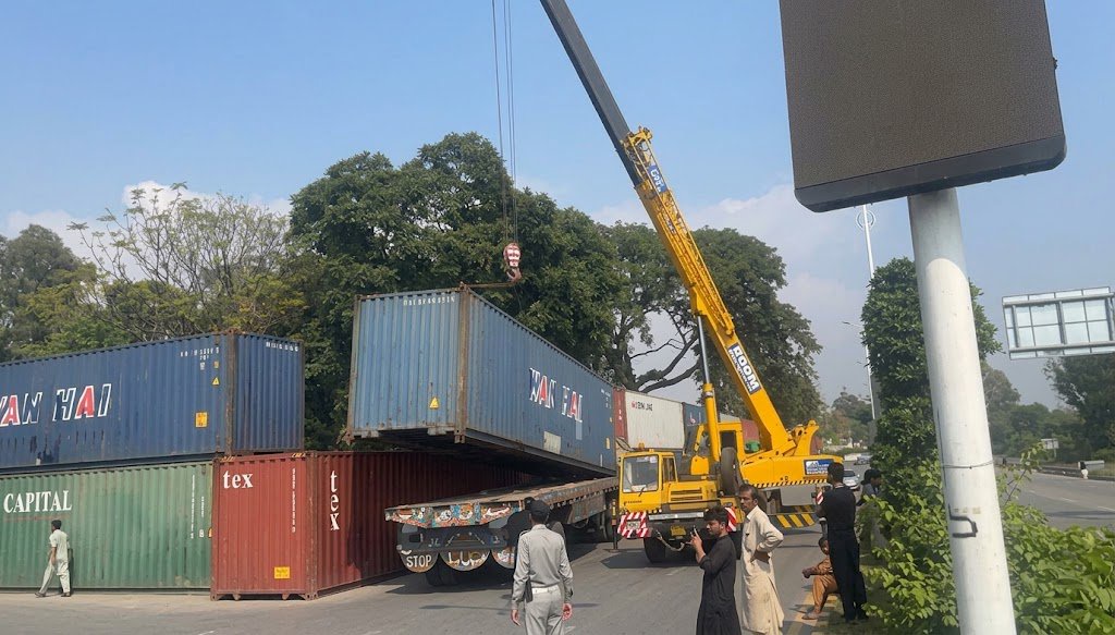 Islamabad start removing Container Barriers as PTI Long March threat eases