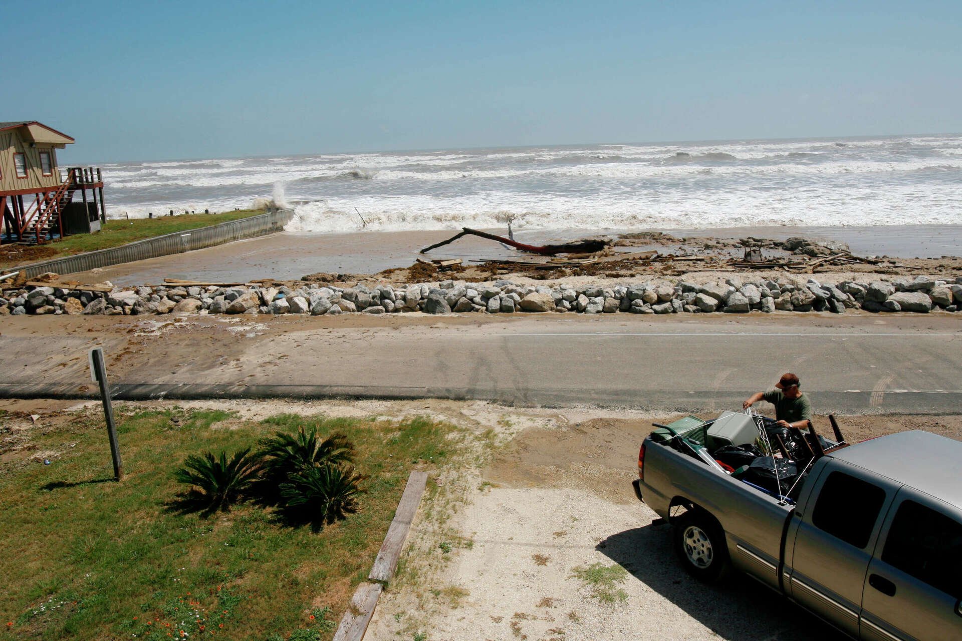 Body recovered after 16-year-old swimmer went missing off Texas coast