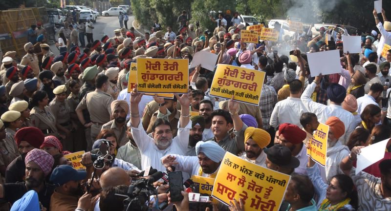 AAP leaders protest raids, burn Modi’s effigy outside BJP office