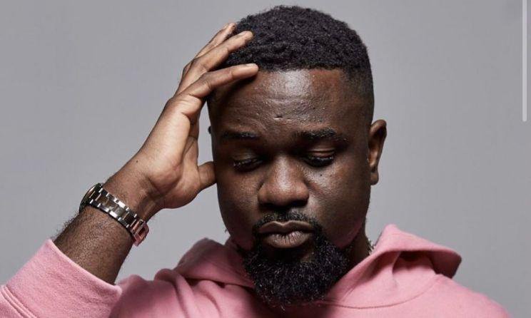 Sarkodie Recalls Fan Asking for Selfie Moments After Serious Accident With Amakye Dede