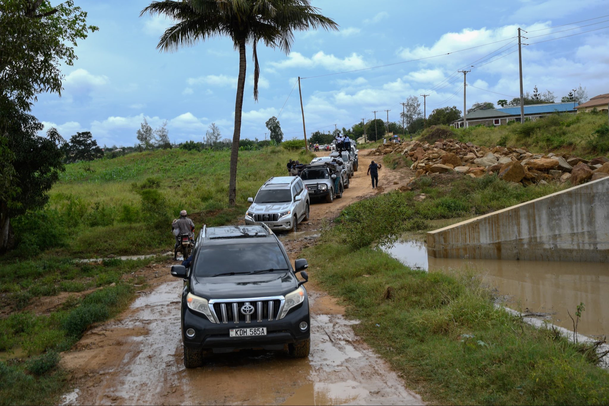 Sifuna’s Motorcade Comes Face to Face With The Sorry State of Roads in Kwale, Forcing Him To React