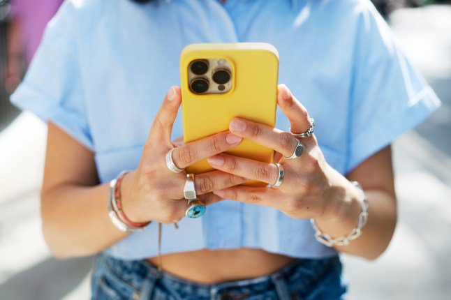 Texting ‘Sorry just seen this’ is actually rude, according to etiquette experts