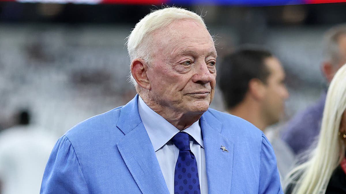 Jerry Jones slams table after Dak Prescott throws critical late interception in brutal Cowboys loss