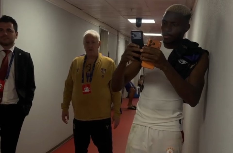 Video: Super Eagles striker calls Barcelona star to take photo with a journalist