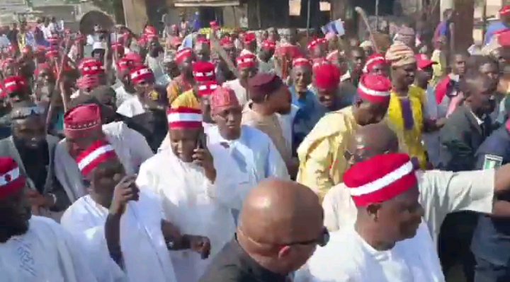 Obi’s Aide Reacts To Moment Kwnkwasiyya Members Are Seen With Sticks While Following Kwankwaso