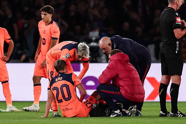 Major Blow for Barcelona as Midfielder Taken off Injured Against PSG