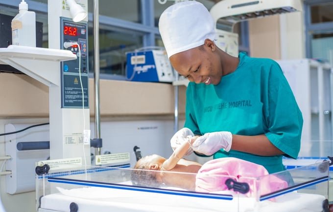 Zimbabwean driver in UK honoured after helping pregnant woman give birth on bus