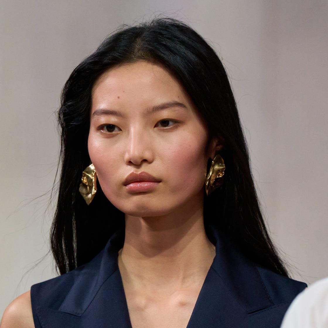 8 Best Hydrating Foundations To Nourish Dry Skin In Cold Weather, And How To Apply Them At All Ages