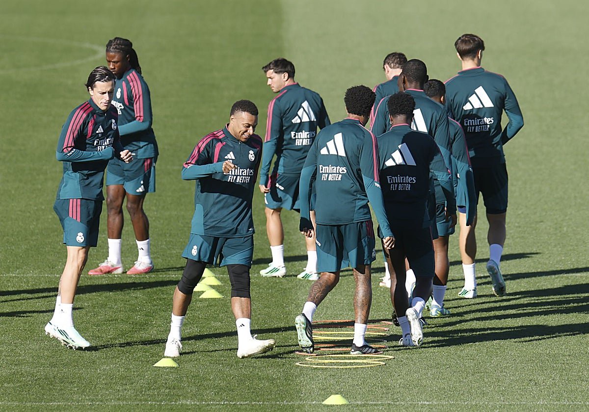 Kylian Mbappé returns to Real Madrid after left knee injury