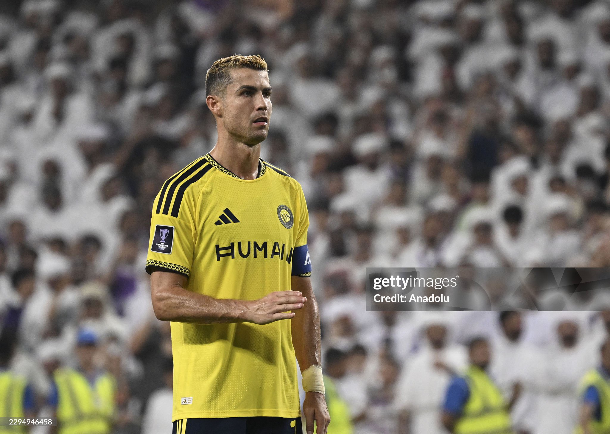 Ronaldo wins Al Nassr fans’ hearts with post-match scarf gesture