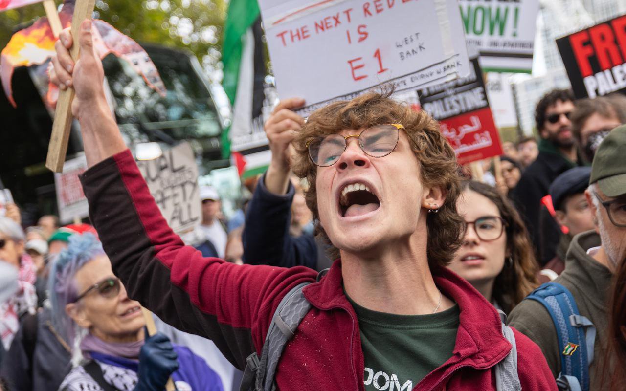 Twenty arrested at pro-Palestine march in central London as protesters clash with police