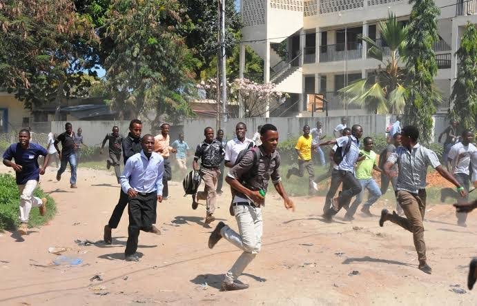 Chaos on Waiyaki Way as University of Nairobi Students Clash With Police Over Lecturers’ Strike