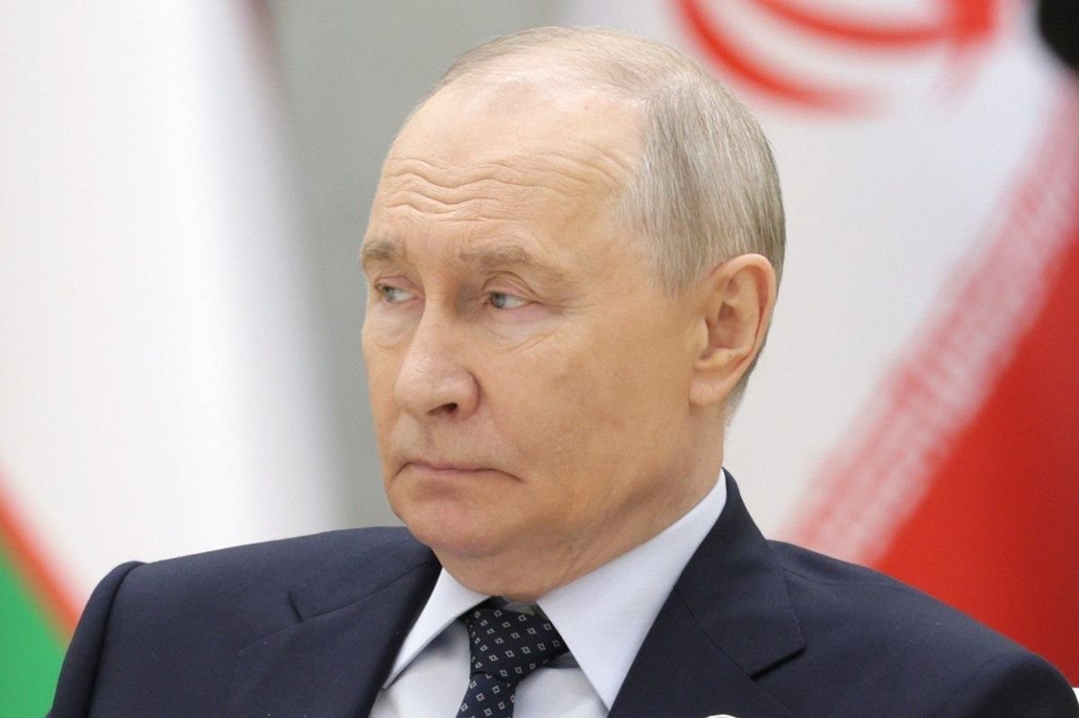 Vladimir Putin ‘trapped in sky’ as Ukraine drone blitz closes Moscow airports