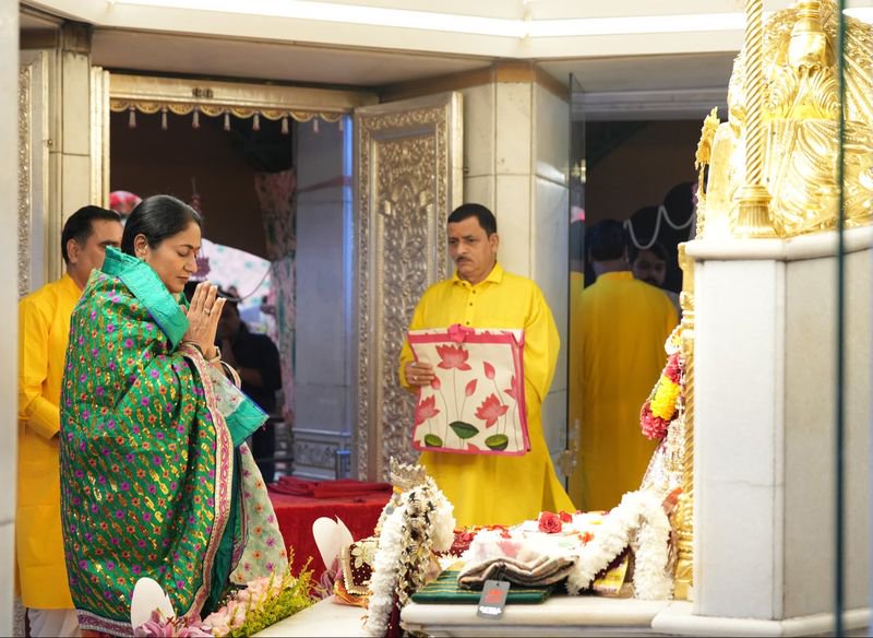 Delhi CM offers prayers at Jhandewalan Temple