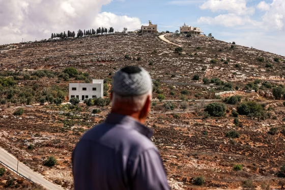 Jewish settlers clash with Israeli security forces to prevent Palestinian family’s return to West Bank home