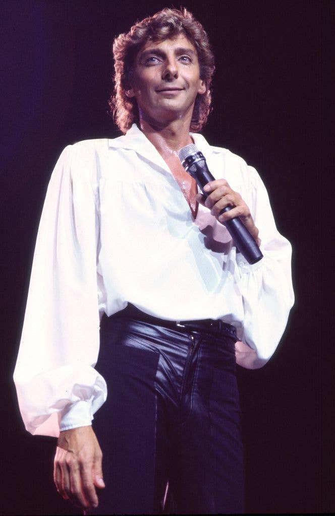 Barry Manilow, 83, gets cheeky surprise on stage as he returns to touring following cancer battle
