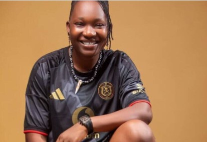 Orlando Pirates Super-Fan Mimi Gets an Incredible Welcome in South Africa Ahead of the Biggest Derby