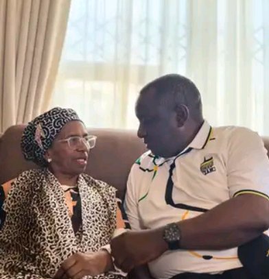 “She Shot Her Shot” – Gogo Flirts With Ramaphosa After He Jokes He’s Younger – SA In Stitches