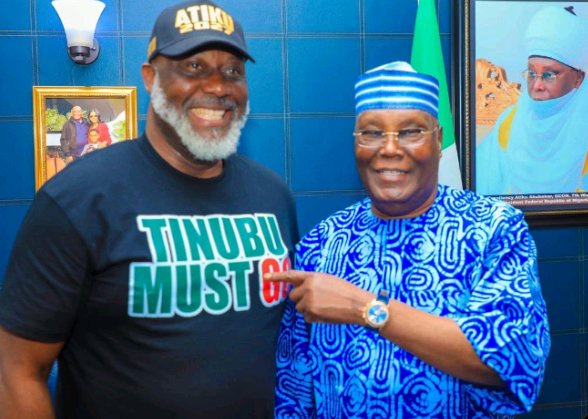 Reactions Trail Moment Atiku Abubakar Was Spotted Pointing To What Dino Melaye Wrote On His Shirt