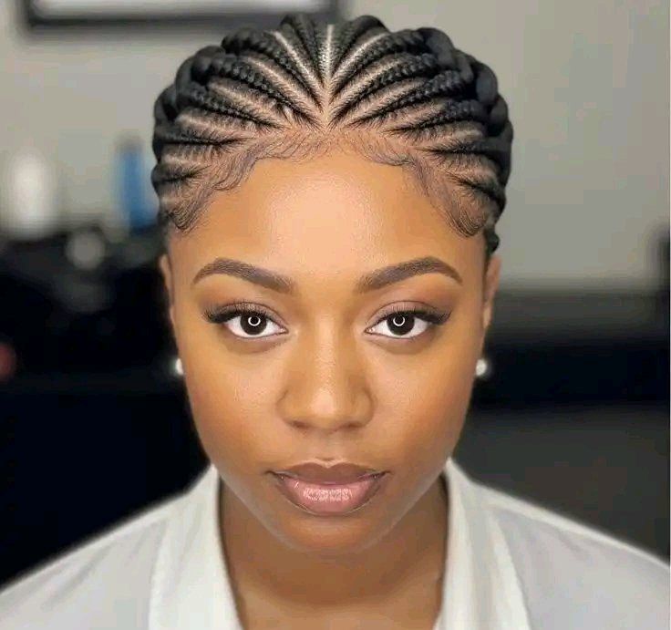 Stylish All-Back Weaving Hairstyles Womnen Can Try for a Neat and Elegant Look