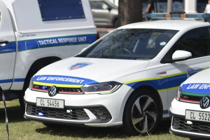 ‘EK SKIET JOU IN JOU GEVRIET’ – Stellenbosch officers clash with ‘land invaders’