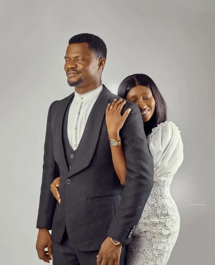 Toluwanisings’ Wife Breaks Down in Tears During Late Singer’s Tribute Night in Ibadan