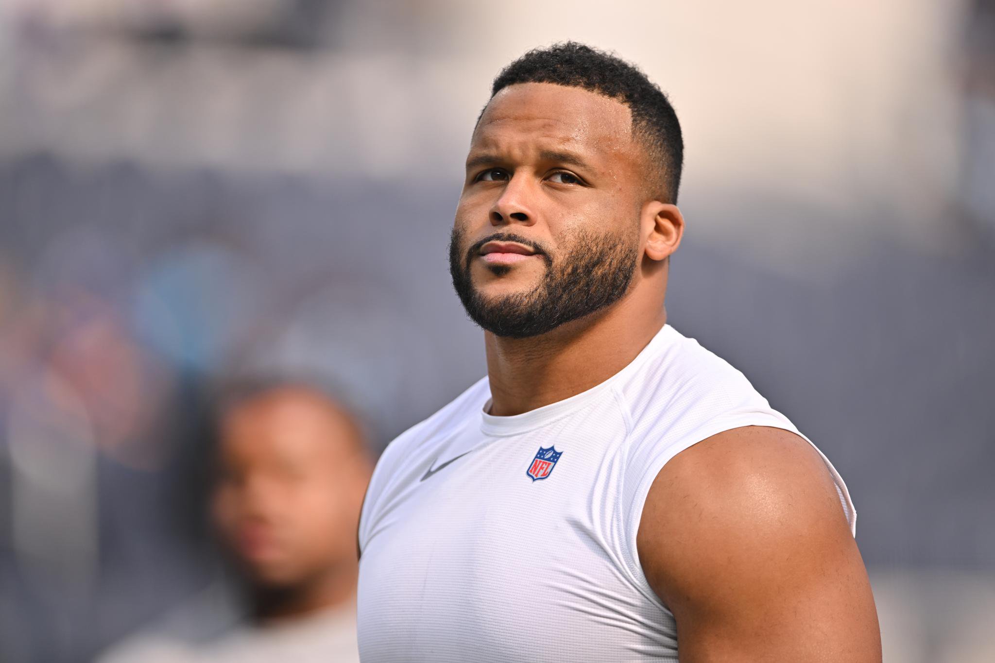 Aaron Donald’s botched kiss exchange with daughter before Bills-Rams game goes viral