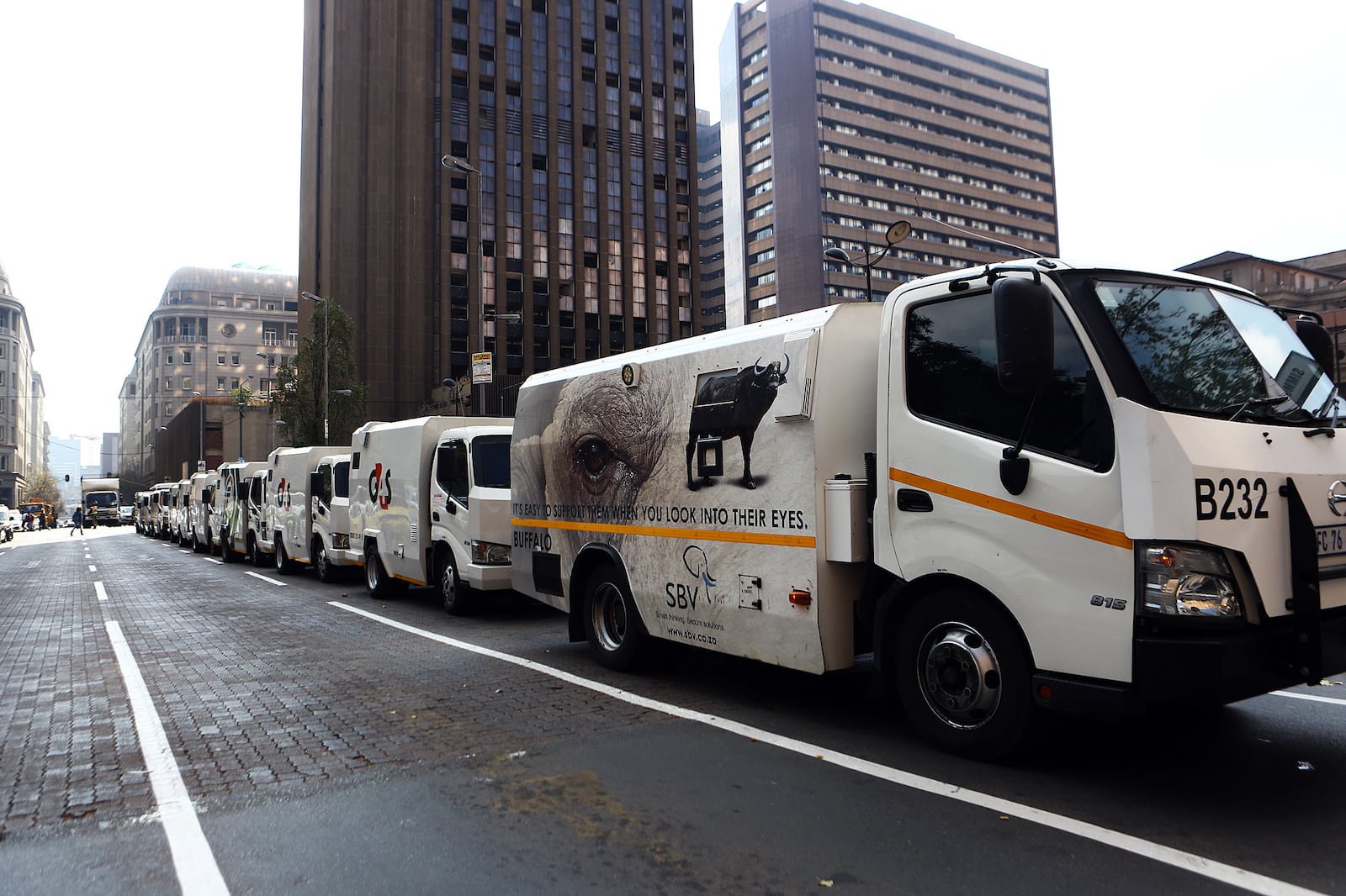 About 10 suspects attack cash-in-transit truck in Maraisburg