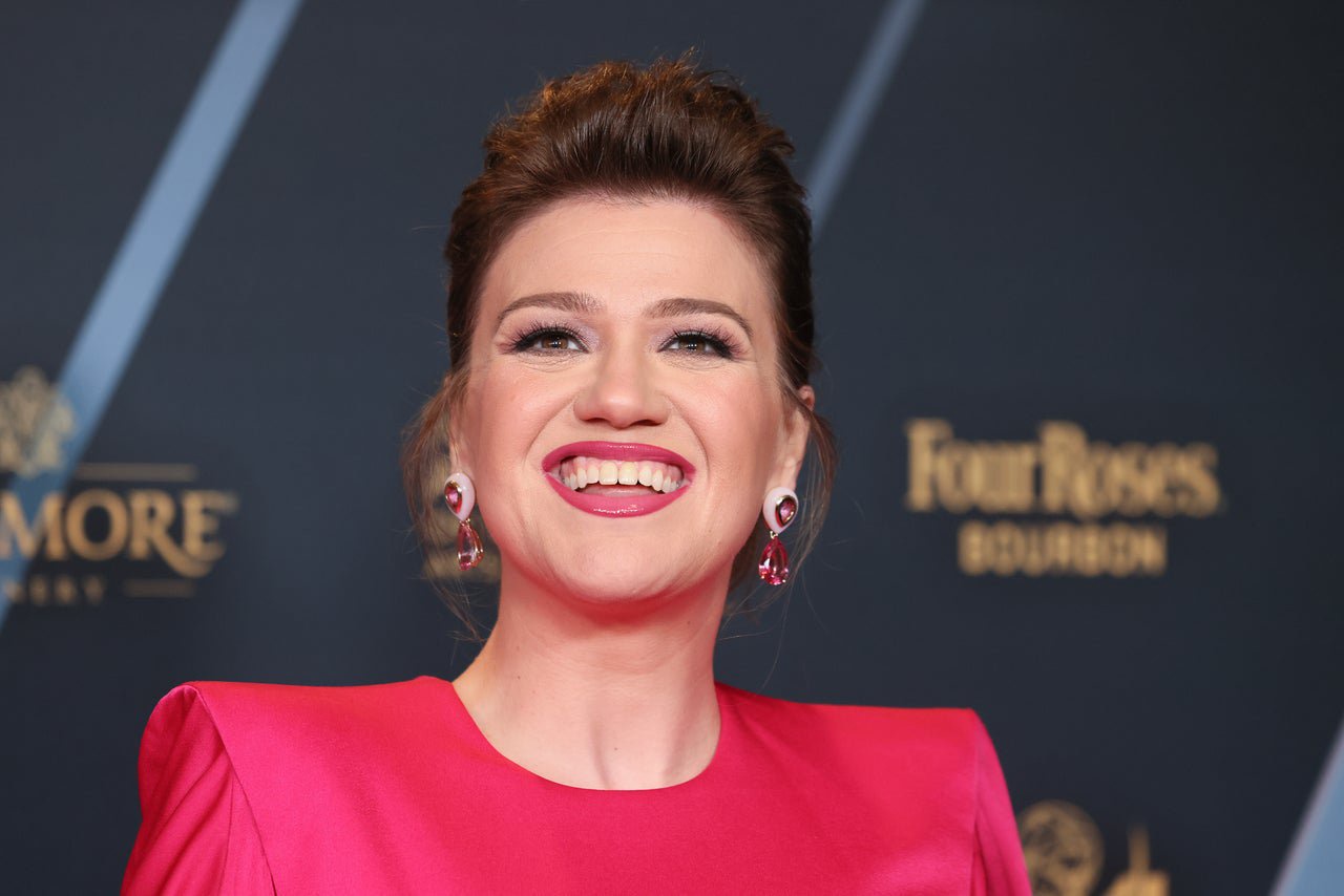 New York shop says Kelly Clarkson tried to buy item not for sale, defends itself after ‘8 million’ attacks