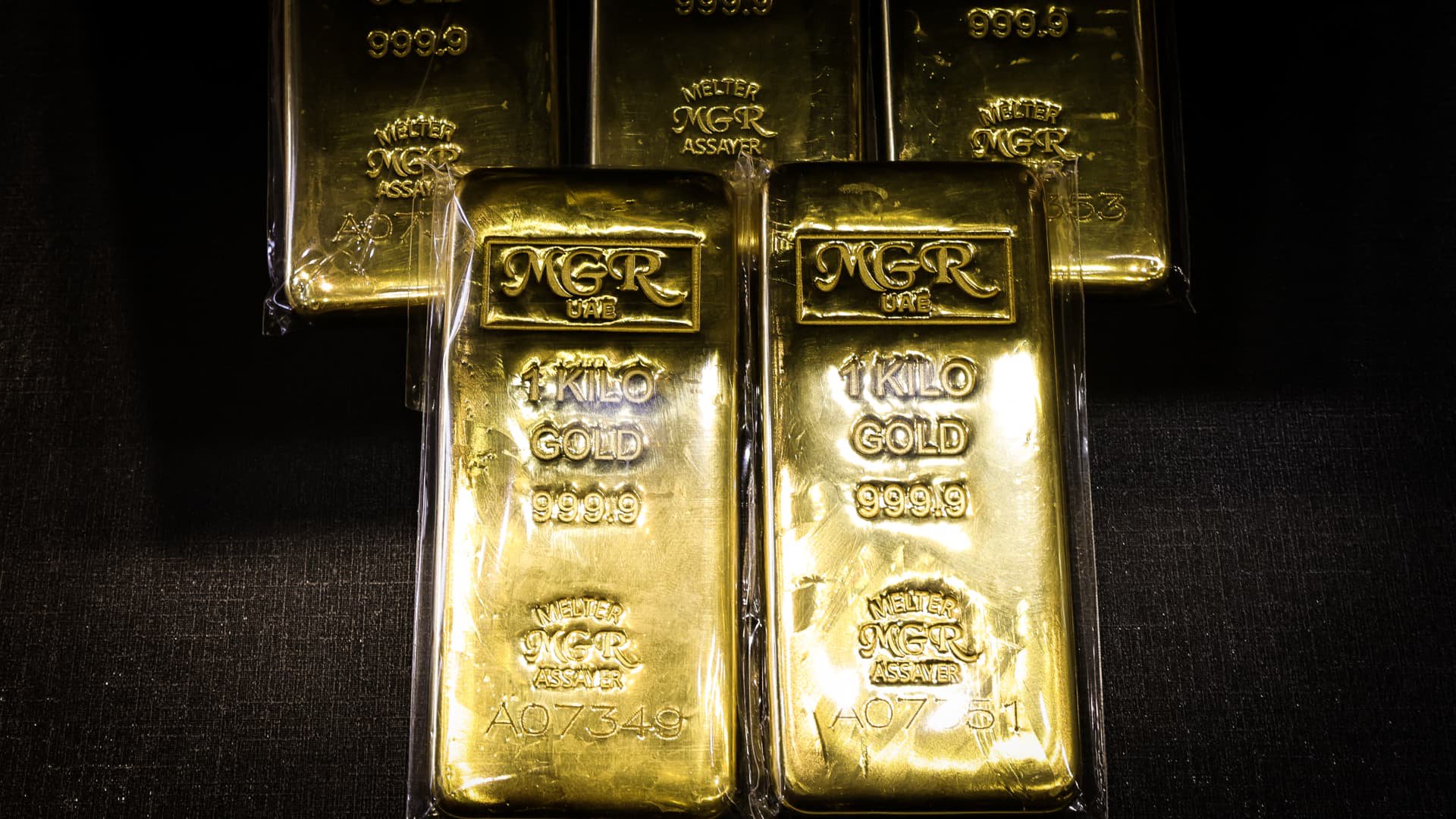 Gold gains on weaker oil, dollar; U.S. inflation data in focus