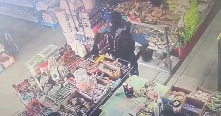 Uniformed SAPS Officer Caught On Camera Walking Out Of Shop Without Paying — Video Surfaces