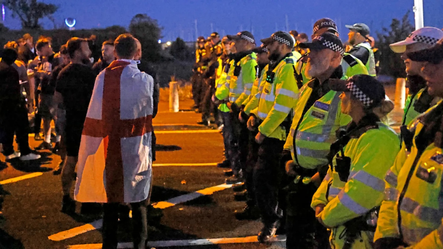 Anti-migrant protesters gather as small boat heads for south coast