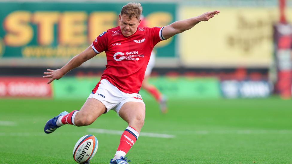 Costelow kick seals Scarlets’ first league win