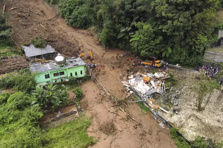 Massive Landslide Caught on Camera in Uttarakhand