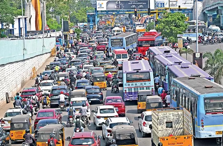 Vehicles Tailback on Chennai-Tiruchy NH as Lakhs Return After Holidays