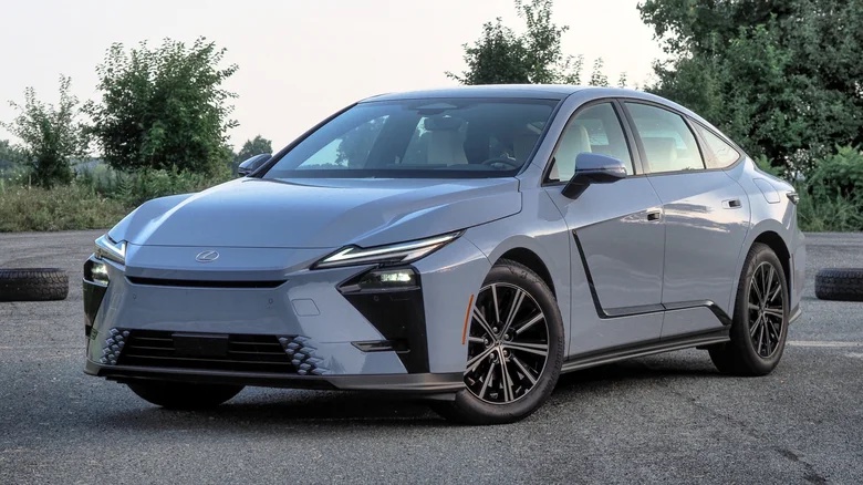 Why The New Lexus ES Hybrid Was The Most Surprising Car I Drove All Year