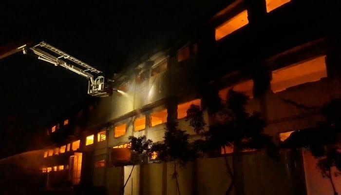Major blaze at Karachi garment factory contained after four-hour firefighting effort