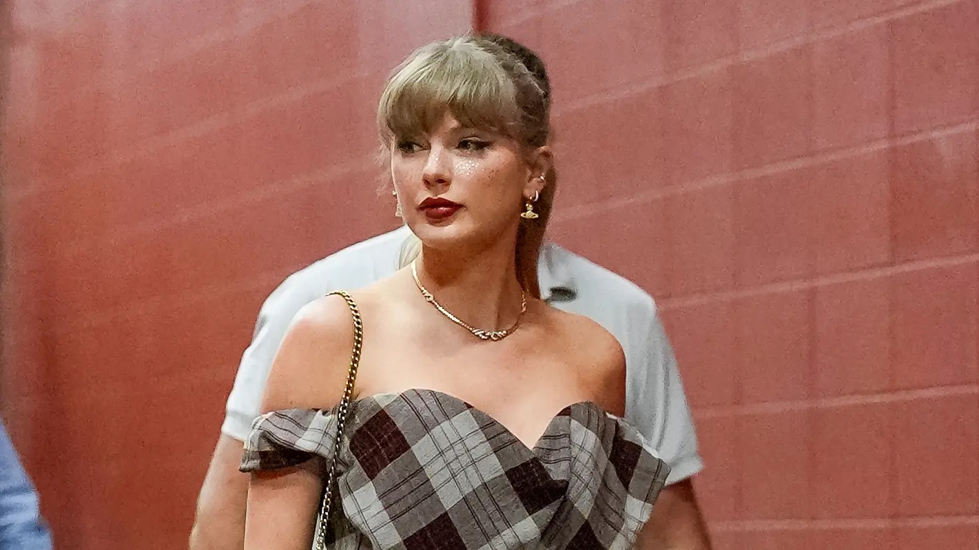 Taylor Swift Caught in Uncomfortable Moment at Chiefs Game