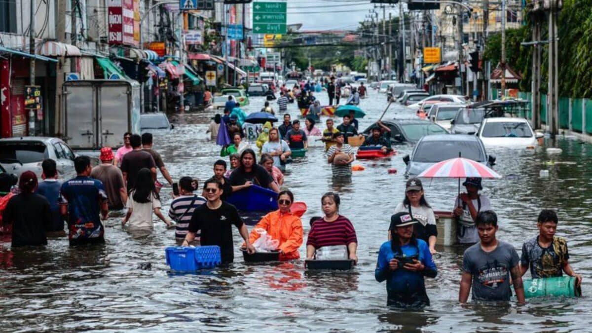 Thailand Floods In Pictures: Bangkok Residents Navigate Submerged Streets