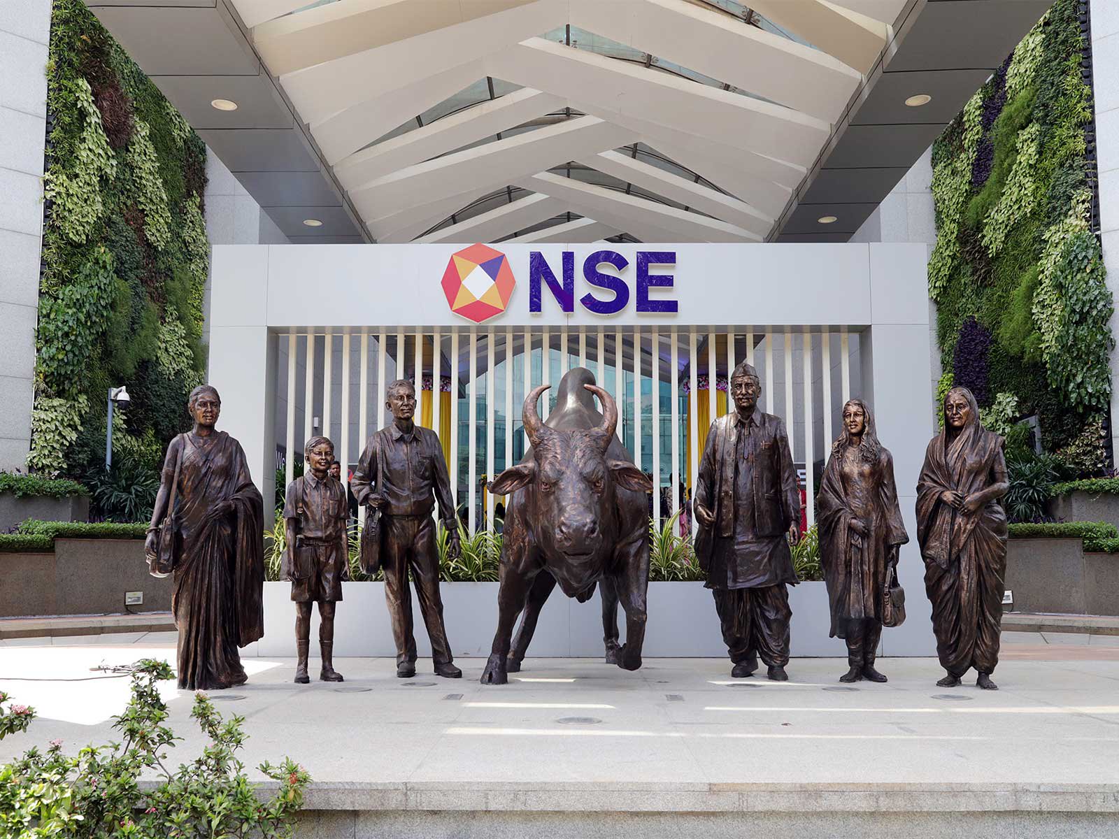 Markets extend recovery; Sensex up 140 points, Nifty above 22,500; bank stocks lead