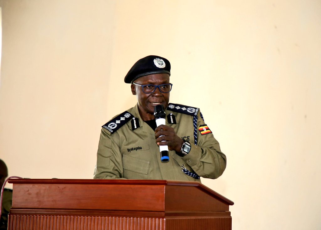 Police plan to recruit 8,000, with professionals targeted for cadet roles