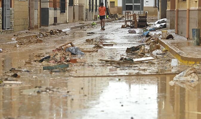 Red ‘danger to life’ warning in Spain as holiday hotspot braces for hurricane