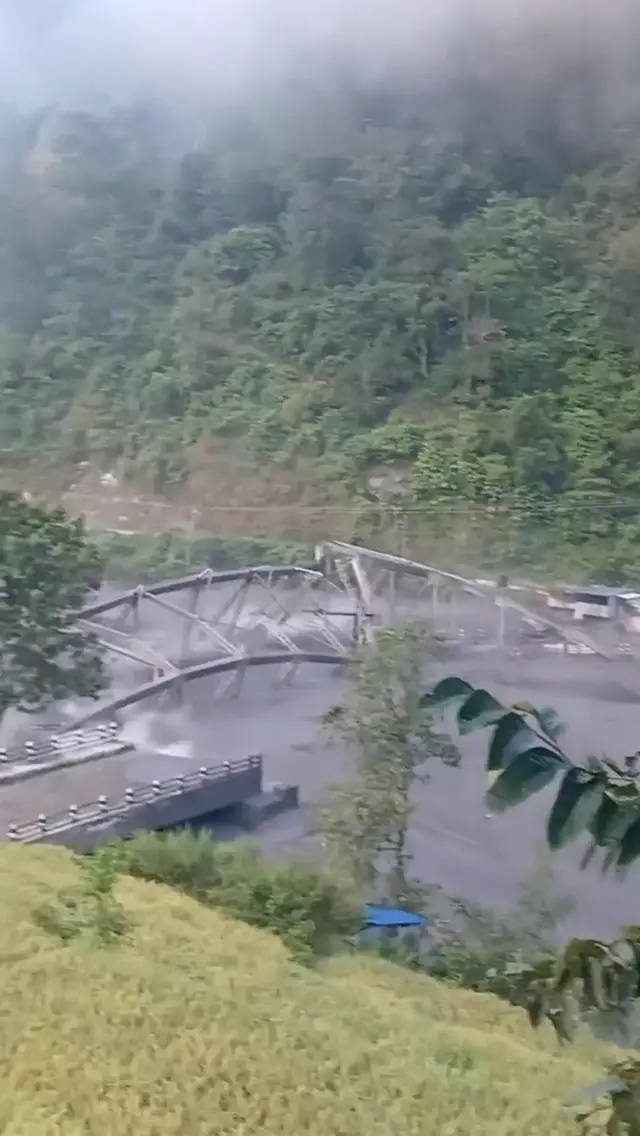 Fresh flash floods leave more than 100 foreign trekkers stranded in Nepal